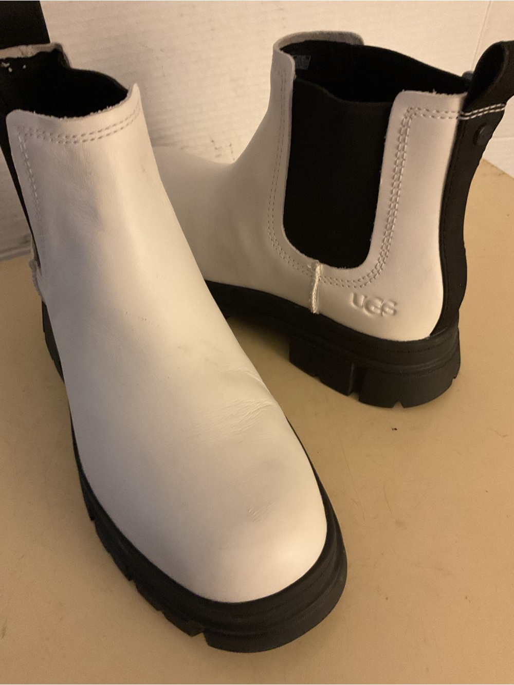UGG women White Leather platform Chelsea boots US 8.5